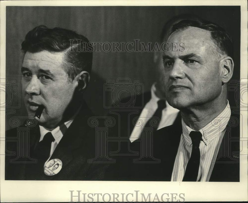 Load image into Gallery viewer, 1968 Press Photo Henry Maier with Representative Reuss and others - mjc28683
