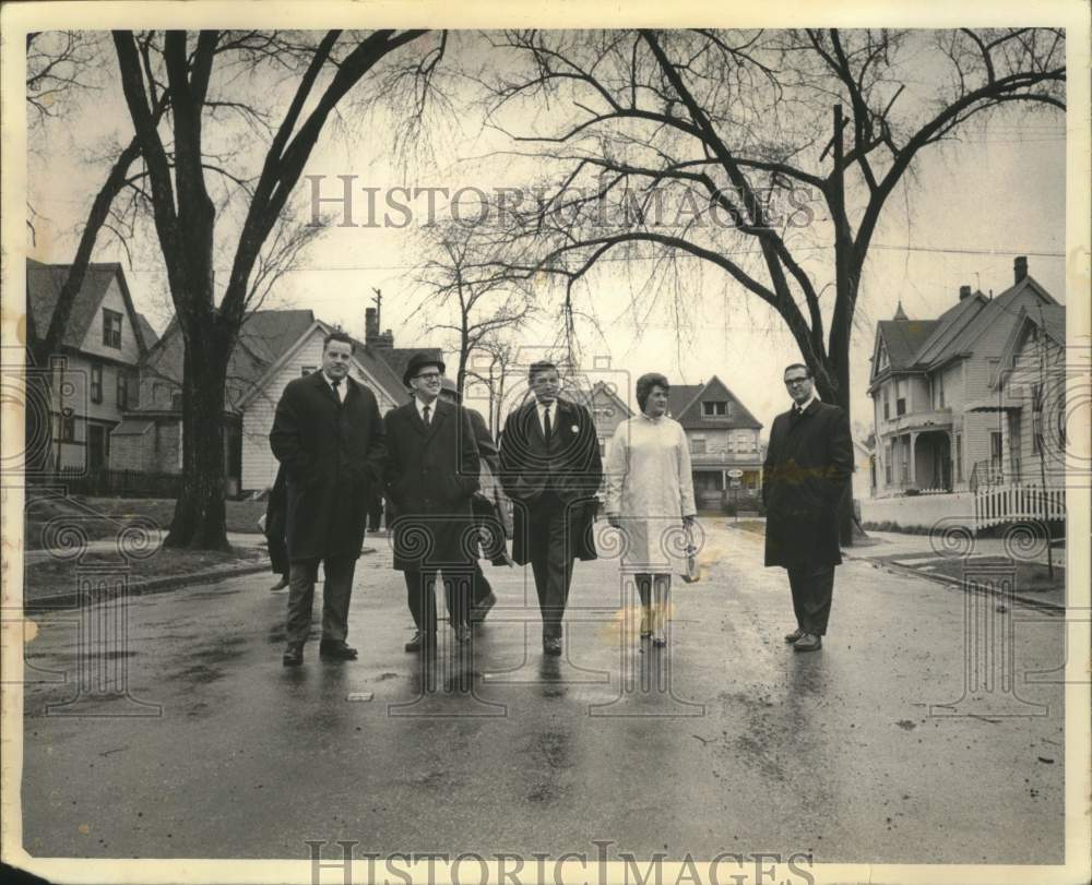 1966 Press Photo Milwaukee Mayor Henry Maier & others tour a urban renewal site- Historic Images