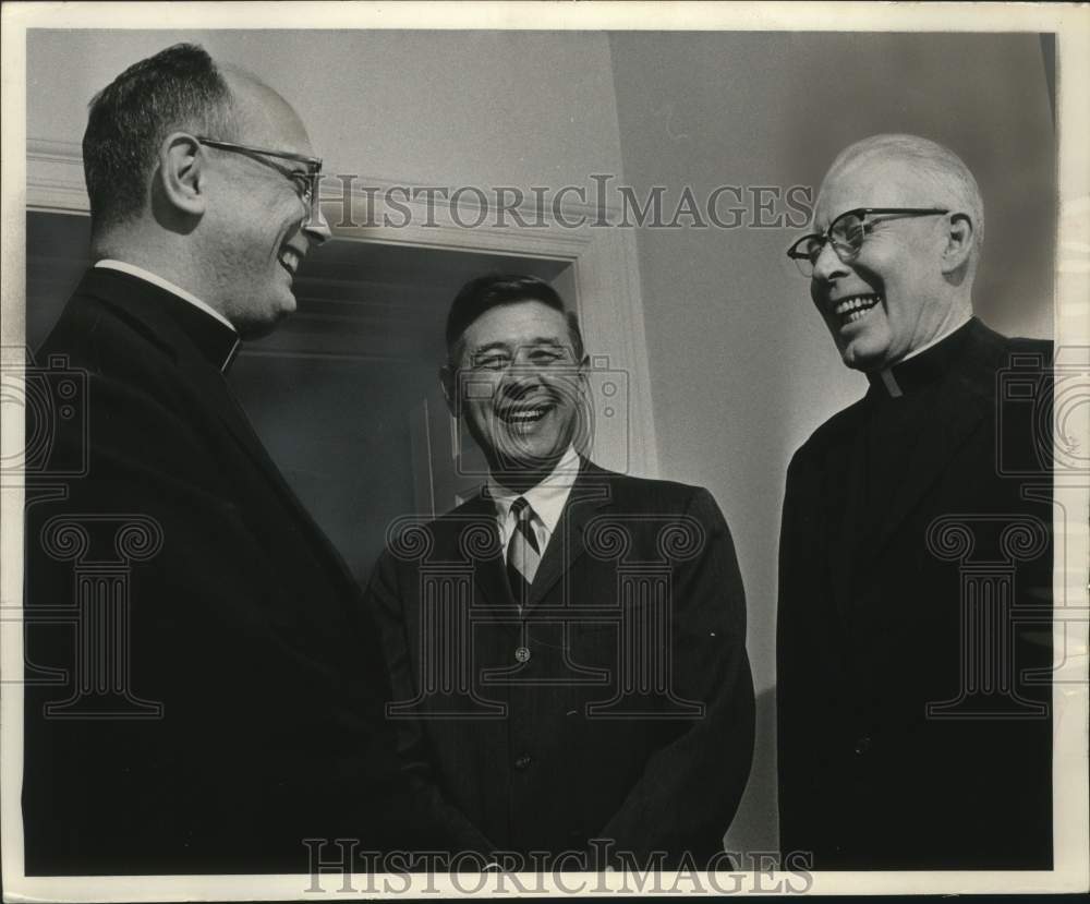 1965 Press Photo Mayor W. Henry Maier and two reverends Milwaukee - mjc28710- Historic Images