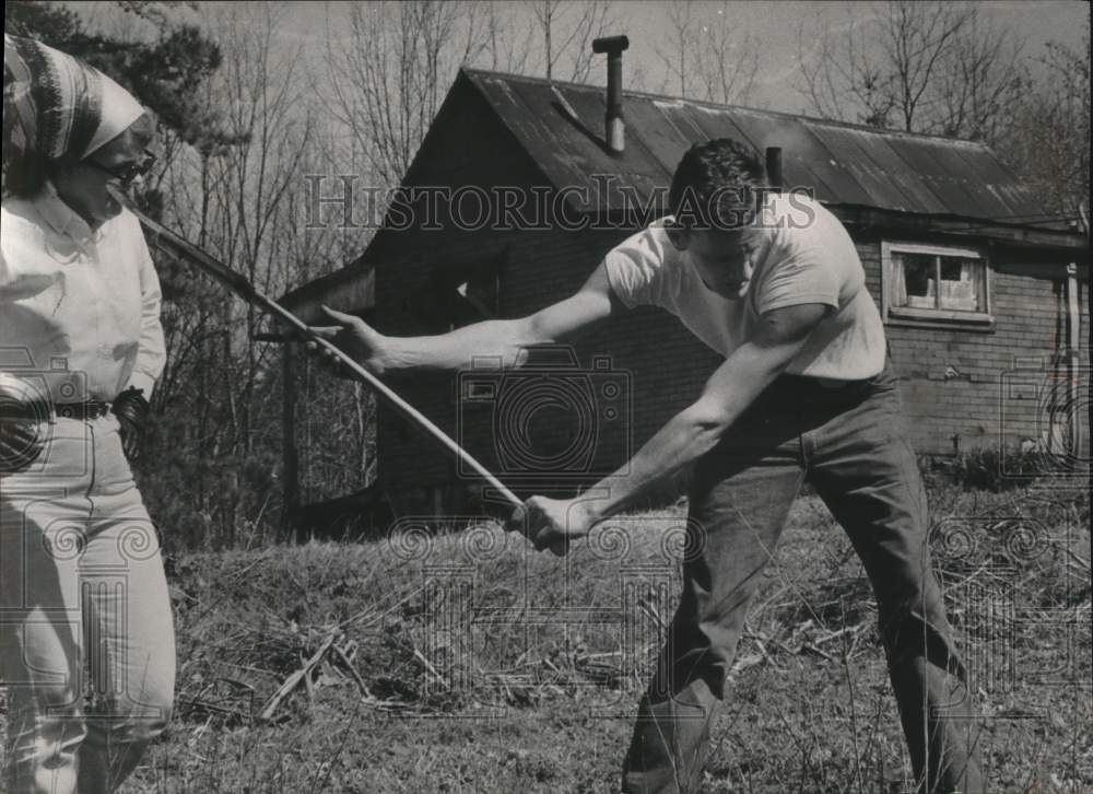 1965 Press Photo Volunteers working on Poverty Project McKee, Kentucky