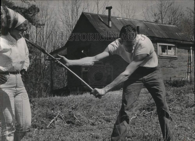 Load image into Gallery viewer, 1965 Press Photo Volunteers working on Poverty Project McKee, Kentucky
