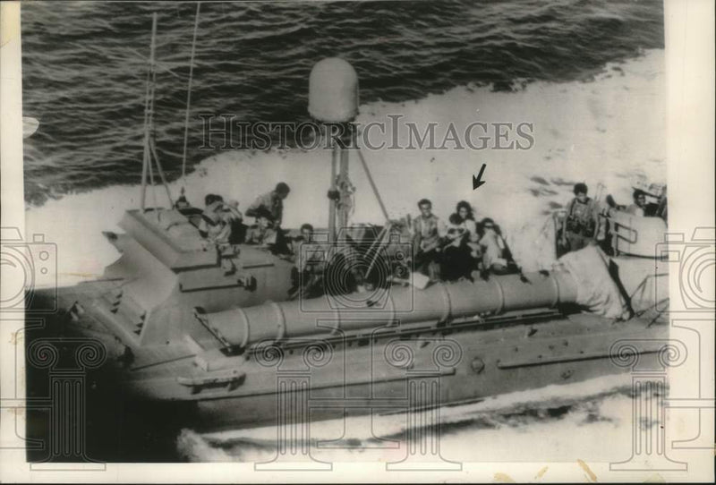 Load image into Gallery viewer, 1963 Press Photo Cuban Refugees captured by crewman on Cuban government boat
