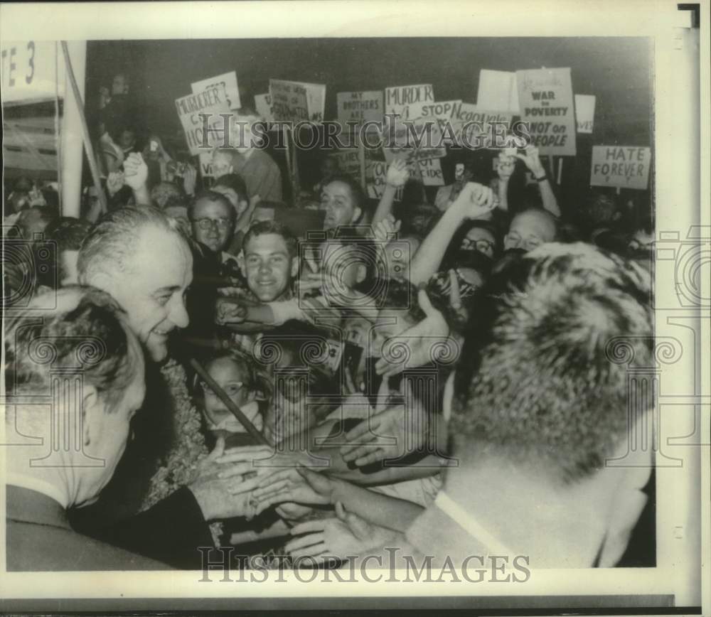 1966 Press Photo Johnson shakes hands of supporters and ignores protests, Hawaii