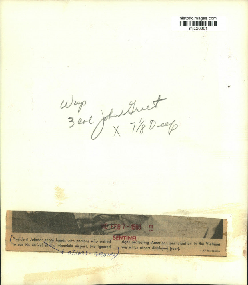 1966 Press Photo Johnson shakes hands of supporters and ignores protests, Hawaii