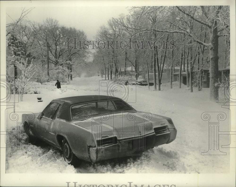 1974 Press Photo Car in Snowstorm of February 22, 1974 Milwaukee- Historic Images