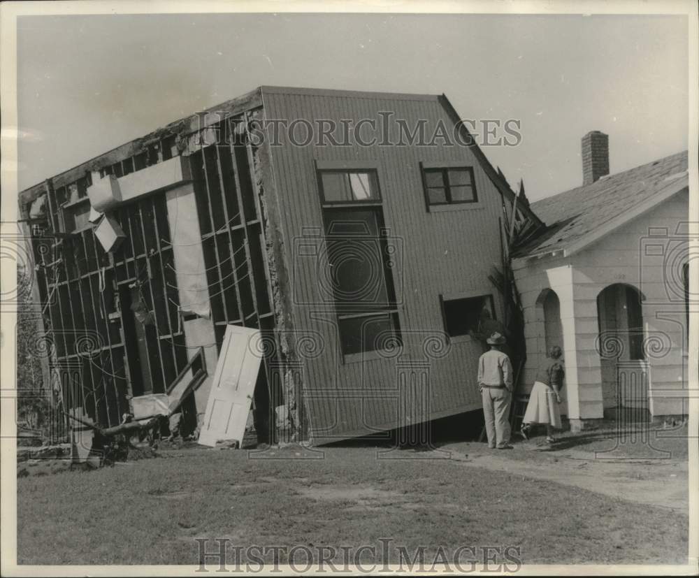 1958 Press Photo Gene Swoboda home tipped over by the storm, Chippewa Falls- Historic Images