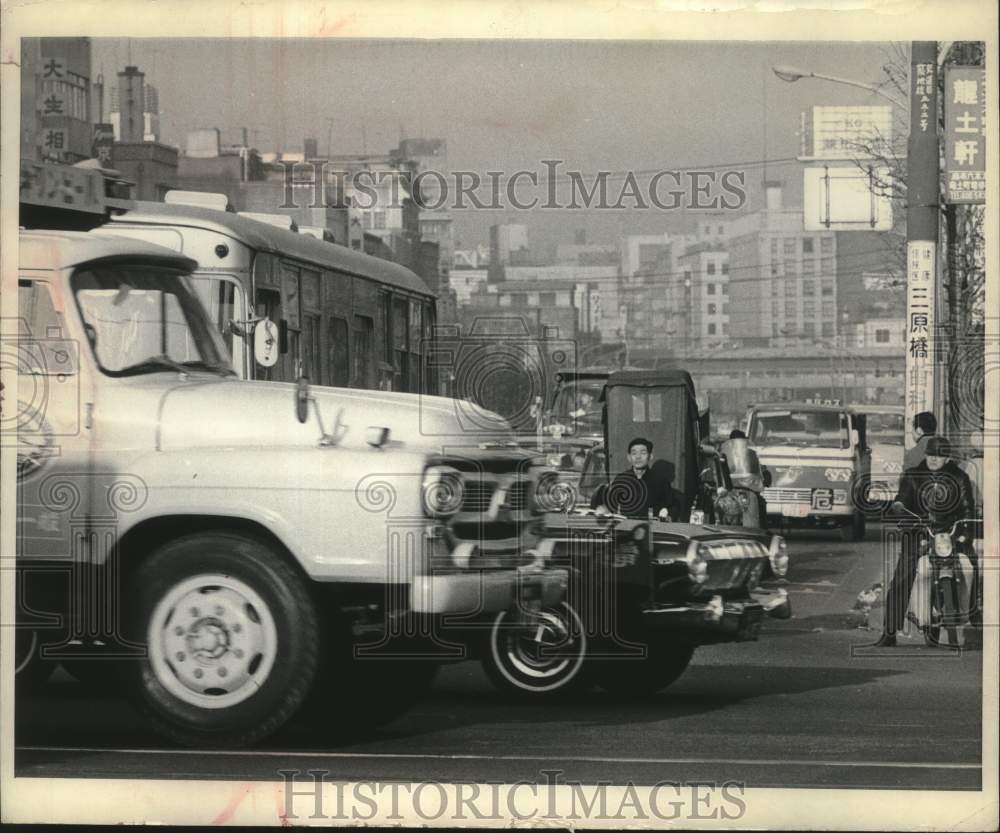 1968 Press Photo Jinrikisha puller in the busy streets of downtown Tokyo