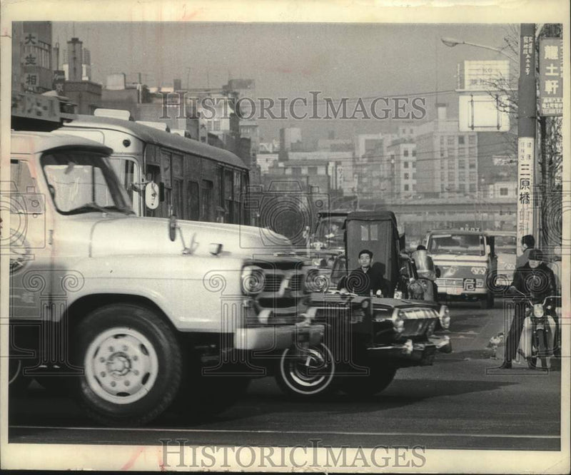 Load image into Gallery viewer, 1968 Press Photo Jinrikisha puller in the busy streets of downtown Tokyo
