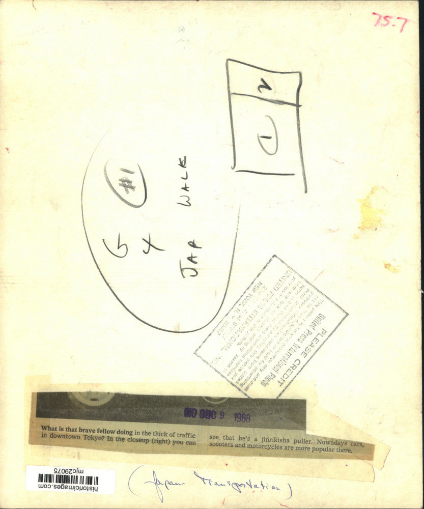 1968 Press Photo Jinrikisha puller in the busy streets of downtown Tokyo