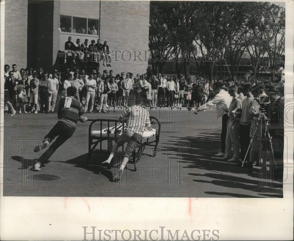1963 Press Photo Students bed racing at University of Wisconsin, Madison- Historic Images