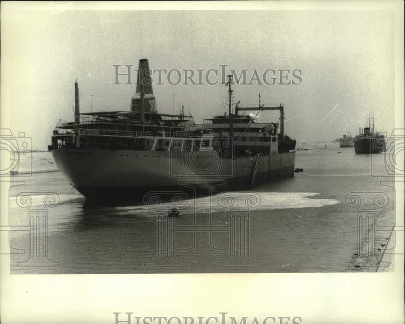 Load image into Gallery viewer, 1966 Press Photo Norwegian ship leads convoy of vessels entering Suez Canal
