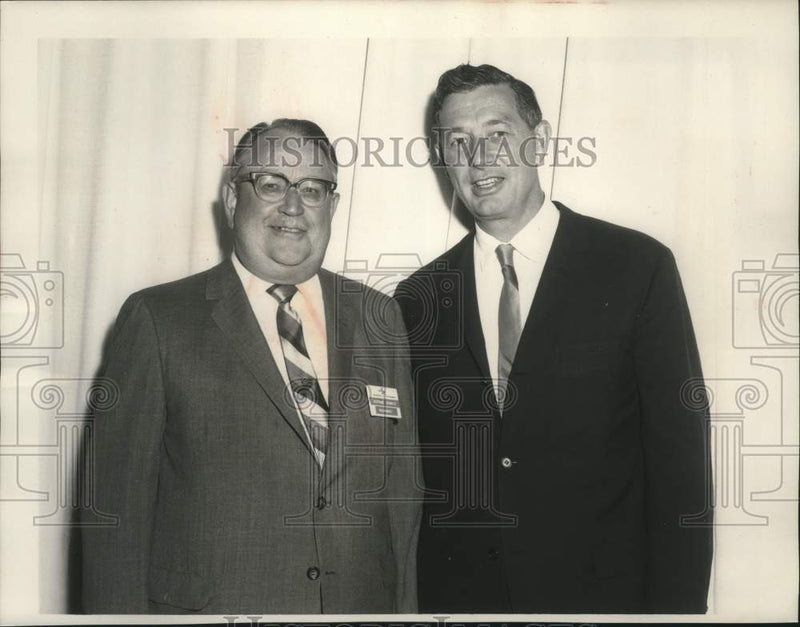 Load image into Gallery viewer, 1965 Press Photo Richard E. Cross &amp; other of American Motors Corporation
