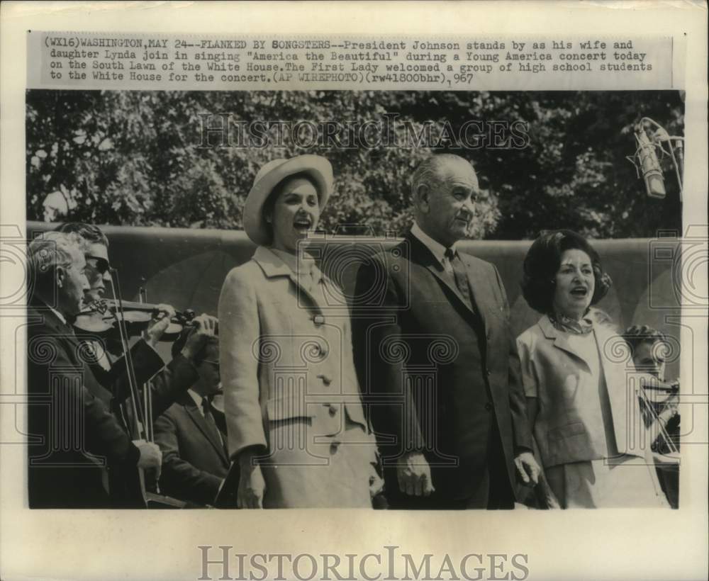 1967 Press Photo President Lyndon B. Johnson & family singing, Washington