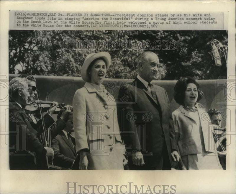 Load image into Gallery viewer, 1967 Press Photo President Lyndon B. Johnson &amp; family singing, Washington
