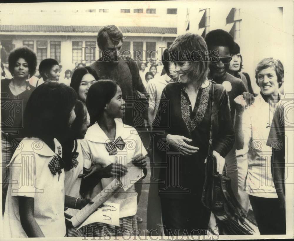 1972 Press Photo Actress Jane Fonda laughs with little girls - mjc29589- Historic Images