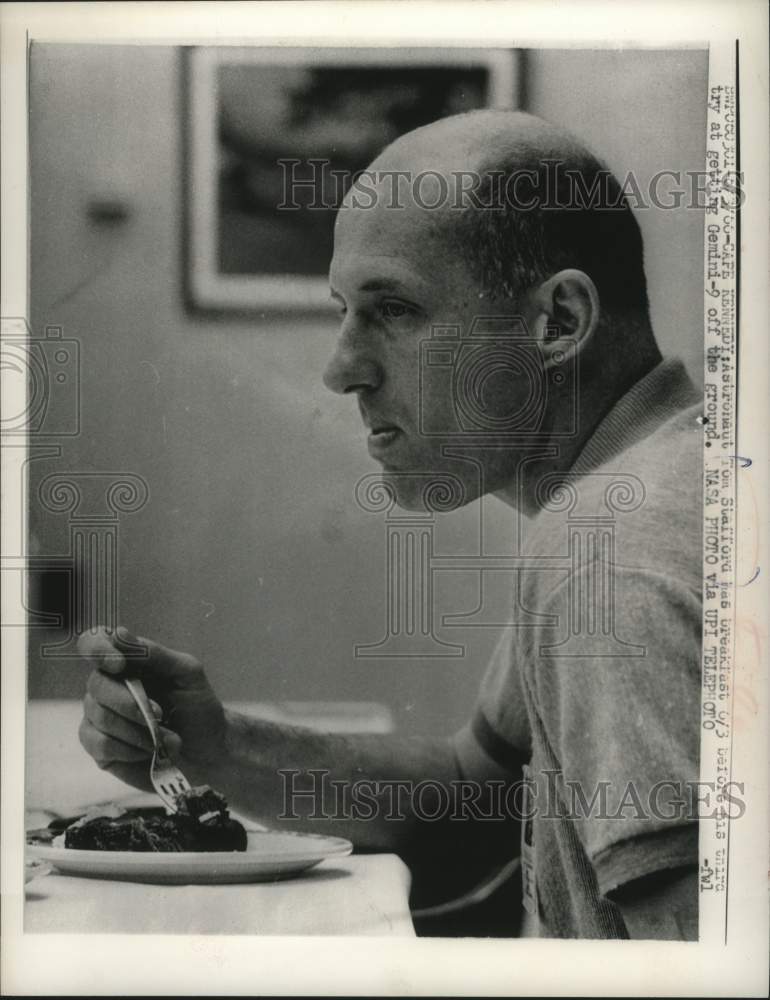1966 Press Photo Astronaut Tom Stafford eats breakfast before Gemini 9 take off.