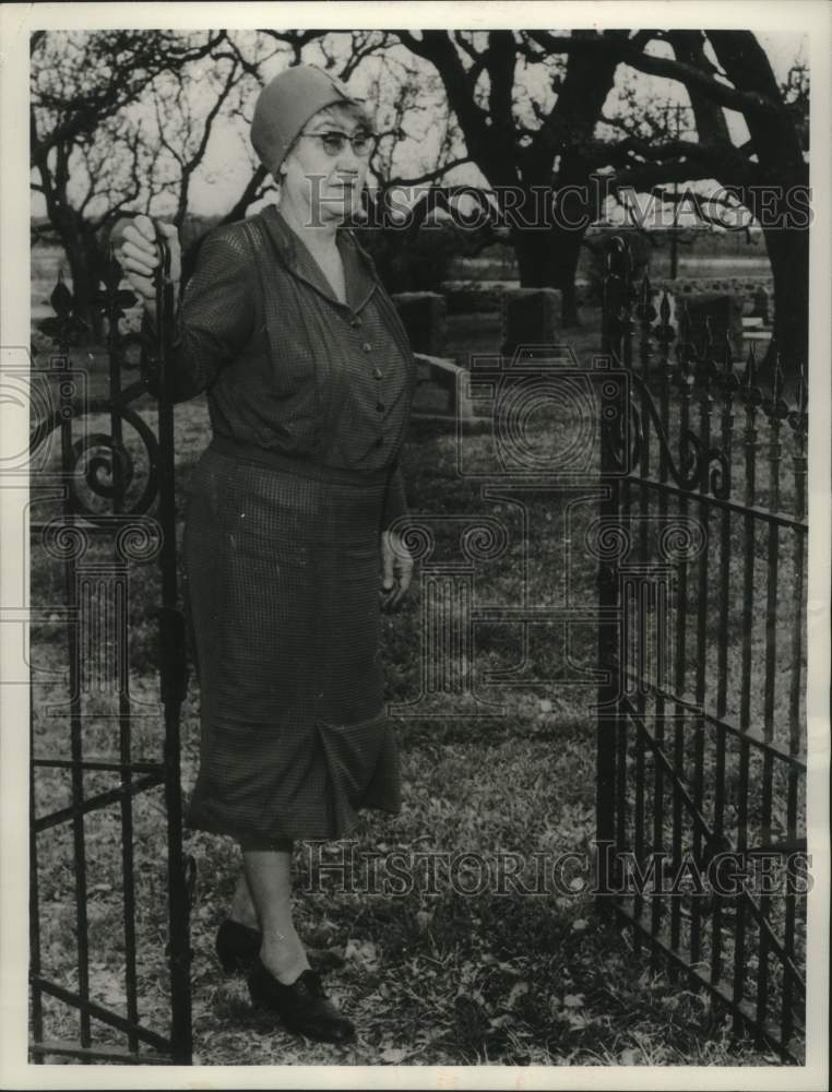 1964 Press Photo Mrs. Oriole Bailey at cemetery in Stonewall, Texas. - mjc29656