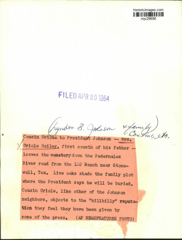 1964 Press Photo Mrs. Oriole Bailey at cemetery in Stonewall, Texas. - mjc29656