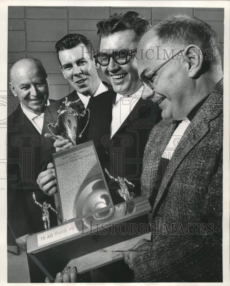 1963 Press Photo John Strobel, All-Star League secretary & others, Milwaukee