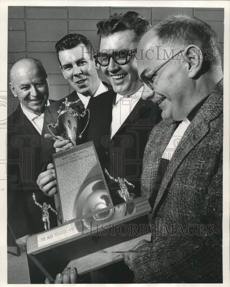 Load image into Gallery viewer, 1963 Press Photo John Strobel, All-Star League secretary &amp; others, Milwaukee
