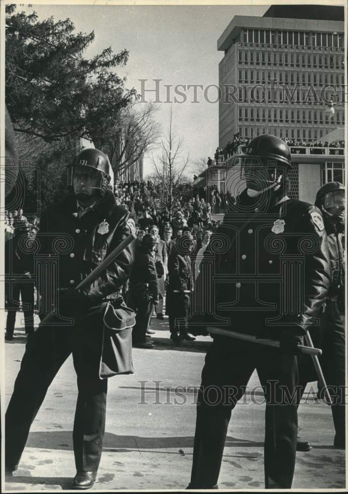 1969 Press Photo Police keep watchful eye on pickets along North Charter Street.- Historic Images