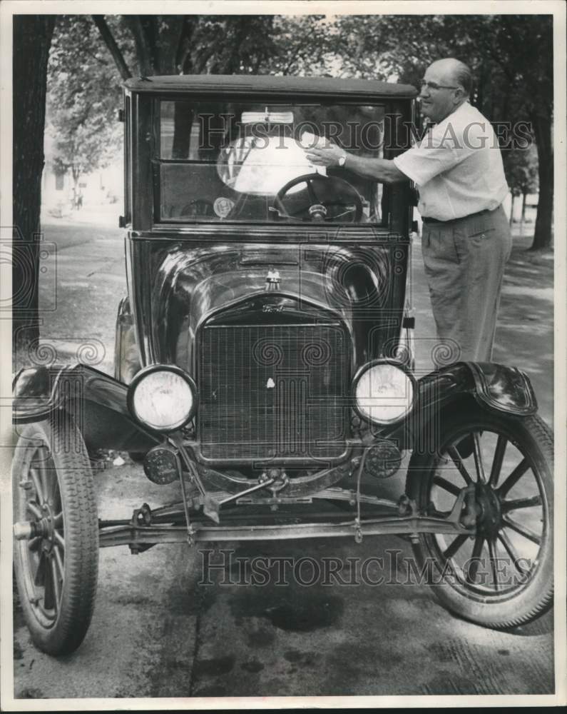 Load image into Gallery viewer, 1960 Press Photo Clifford St. Onge with his 1922 model T Ford - mjc29826
