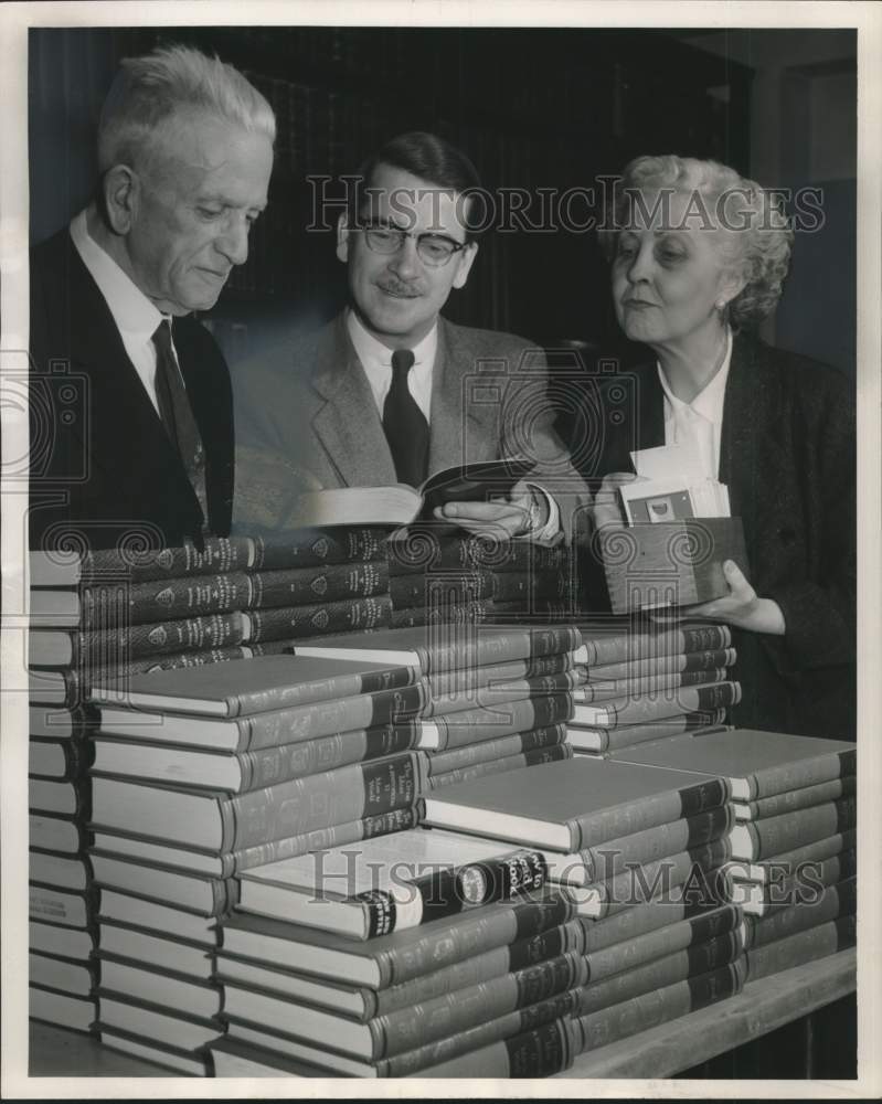 1956 Press Photo Marquette receives books from Douglas memorial fund, Milwaukee- Historic Images