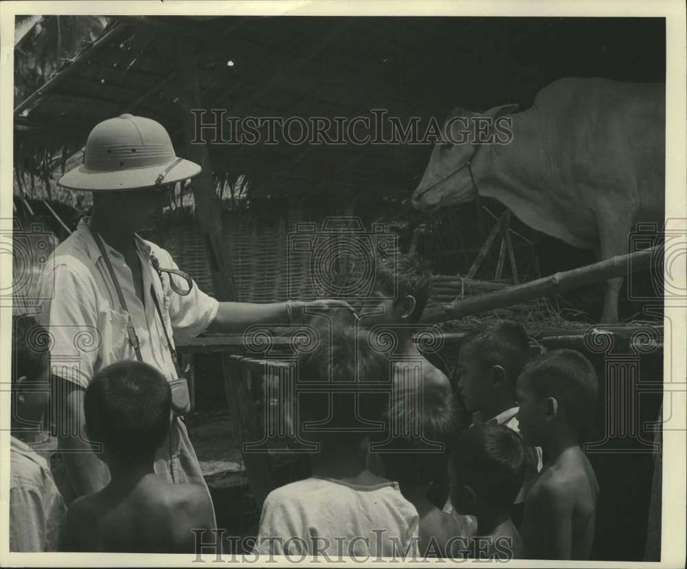 1950 Press Photo World Health Organization doctor examines patient, Thailand- Historic Images