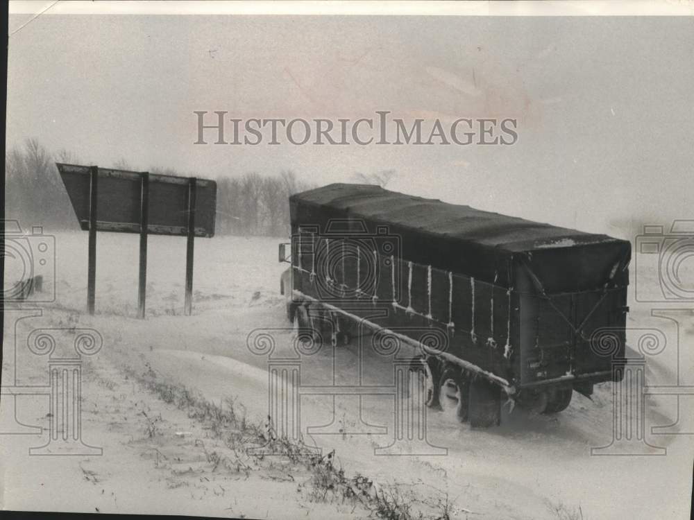 1959 Press Photo Tractor-trailer abandoned during snowstorm on Hwy 141 in WI.- Historic Images