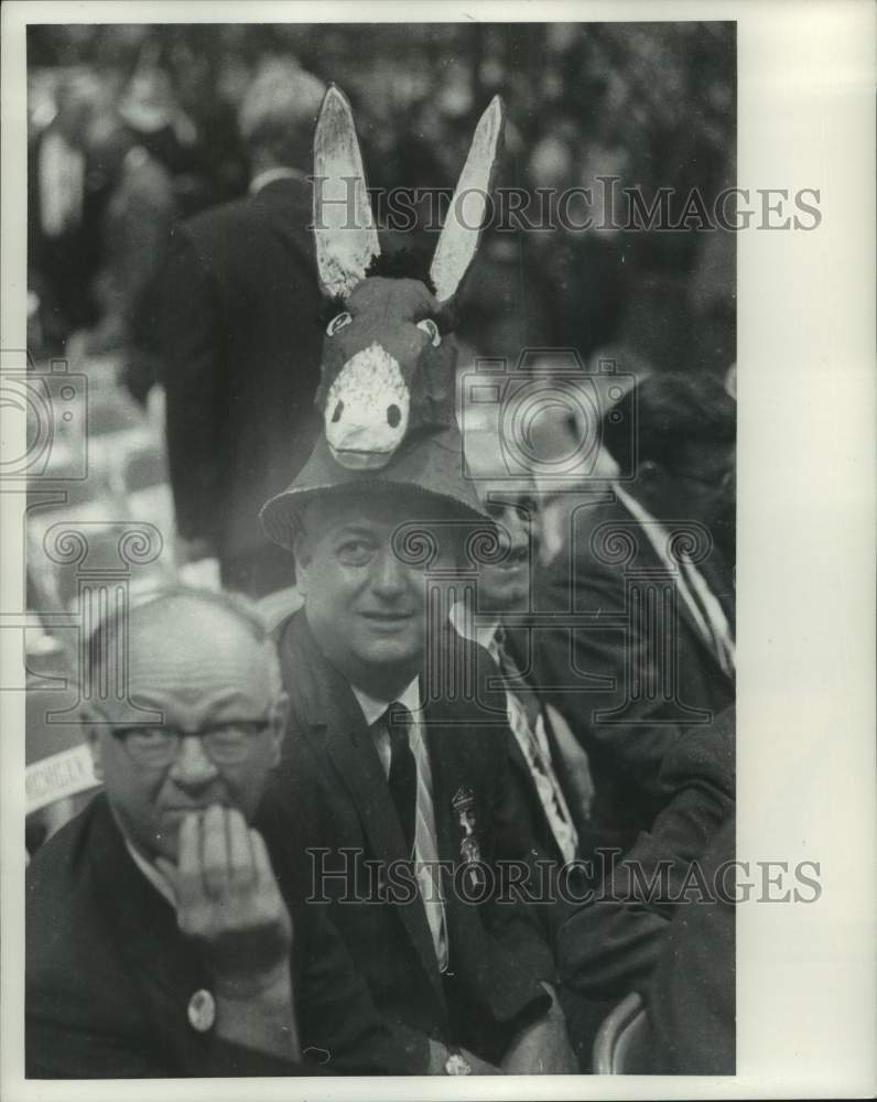1968 Press Photo Delegate Fred Lebder wearing party hat at Democratic Convention- Historic Images