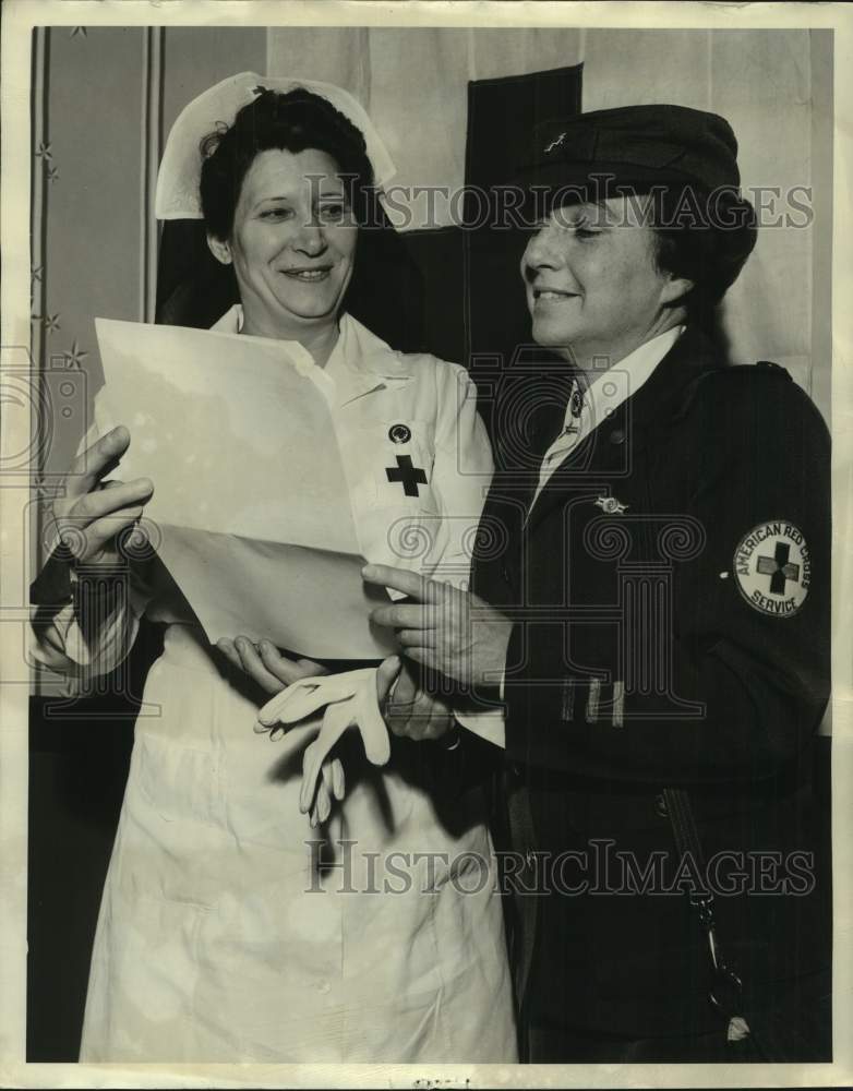 1943 Press Photo Mrs. Harold Seaman and Mrs. Donald Pollock Red Cross RiverHills- Historic Images