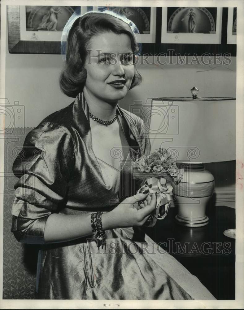 1951 Press Photo Milwaukee Debutante Sandy Stephenson introduced at luncheon
