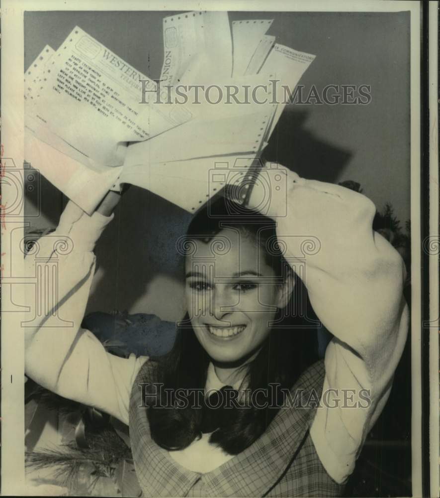 1967 Press Photo Actress Geraldine Chaplin with Good Luck Telegrams - mjc30422- Historic Images