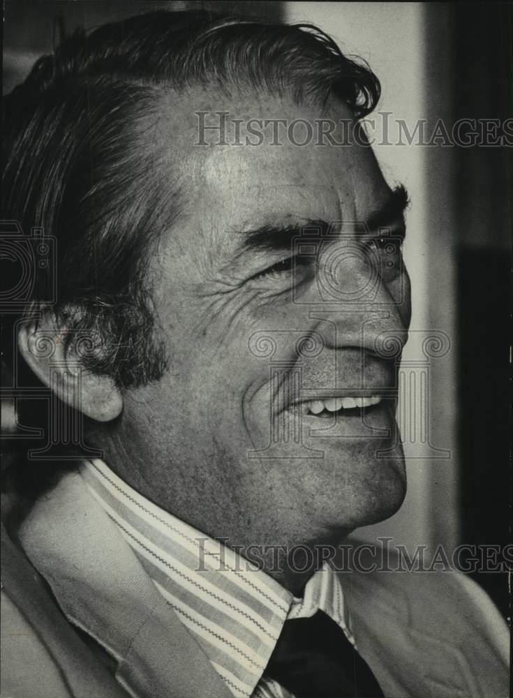 1974 Press Photo Actor Gregory Peck visiting Milwaukee- Historic Images