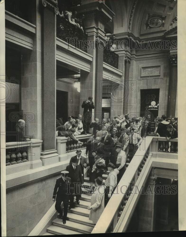 1964 Press Photo Barry Goldwater at state capitol in Madison during campaign- Historic Images