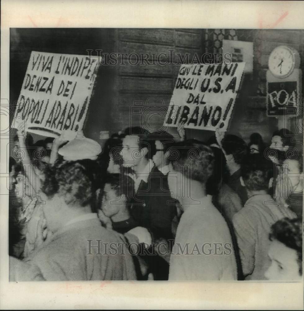 1958 Press Photo Protesters near the Italian foreign ministry in Rome