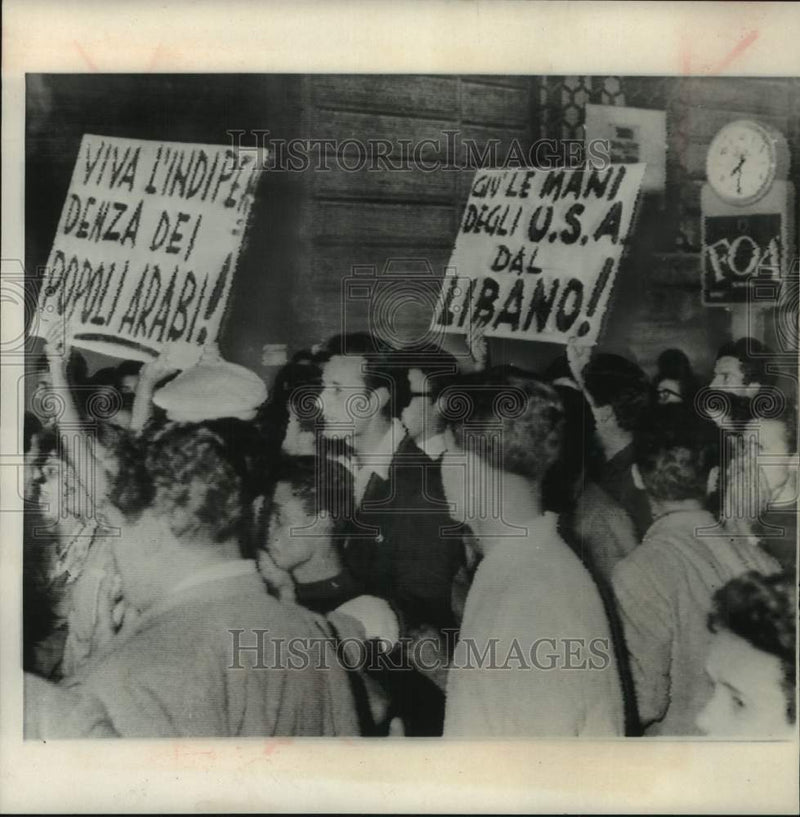 Load image into Gallery viewer, 1958 Press Photo Protesters near the Italian foreign ministry in Rome

