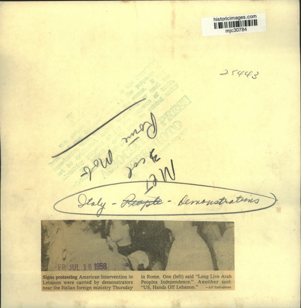 1958 Press Photo Protesters near the Italian foreign ministry in Rome