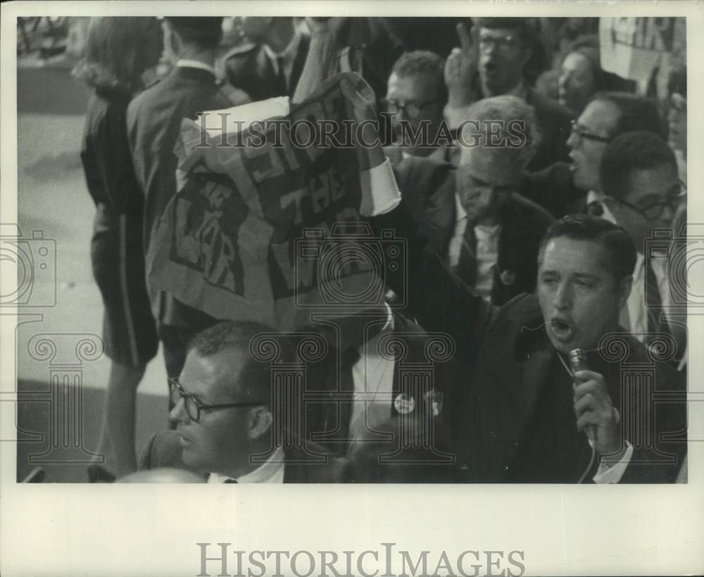 1968 Press Photo priest waves "Stop the War" banner at Democratic Convention, WI