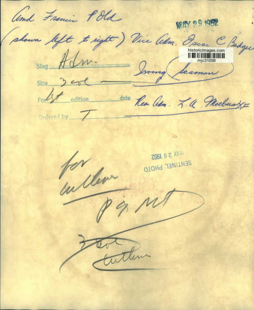 1952 Press Photo Commander Francis P. Old and others play golf - mjc31058