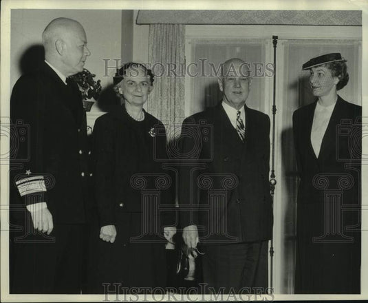 1952 Press Photo Seaman, Old and wives at Naval Training Center, Illinois- Historic Images