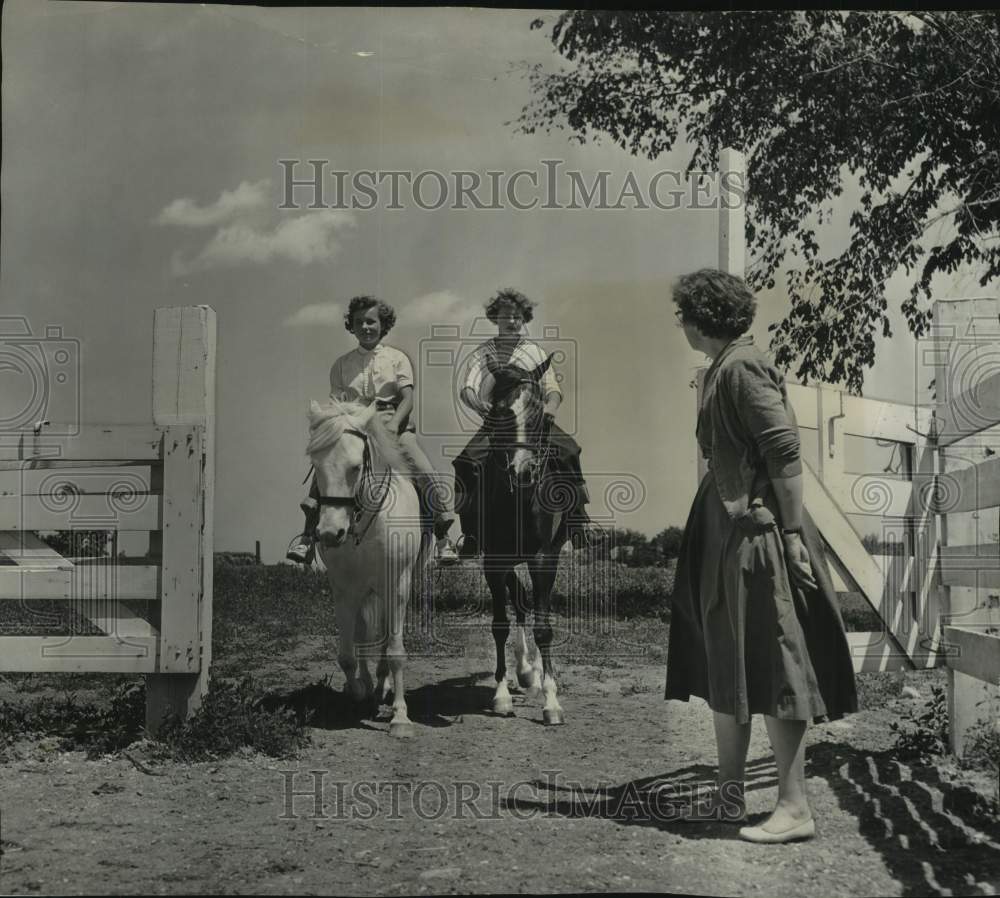 1956 Press Photo Mrs. George Shaner and daughters at Smith Club of Wisconsin