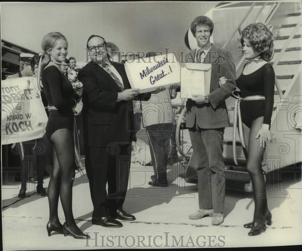 1971 Press Photo Actor Tony Roberts welcomed by Old Time Press Agency Milwaukee- Historic Images