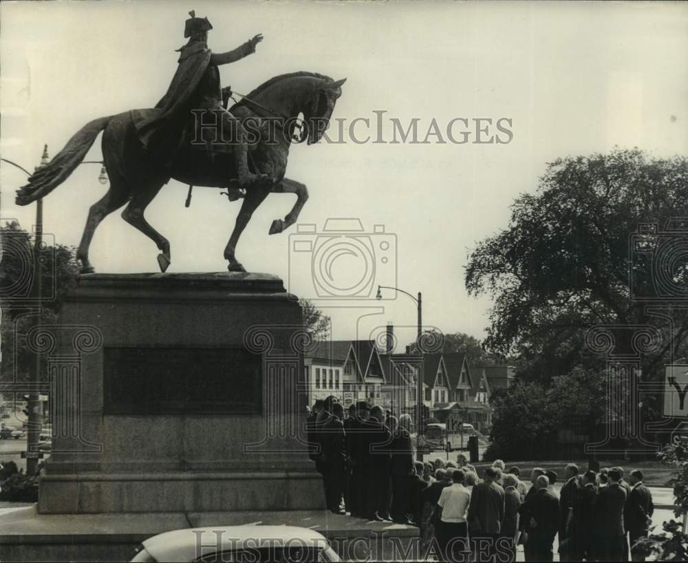 1967 Press Photo People at Friedrich von Steuben Statue in Milwaukee, Wisconsin- Historic Images