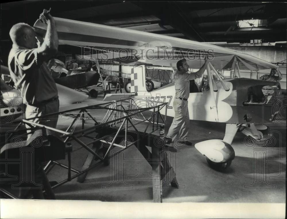 1968 Press Photo Experimental Aviation museum maintenance manager Will Chomo, WI