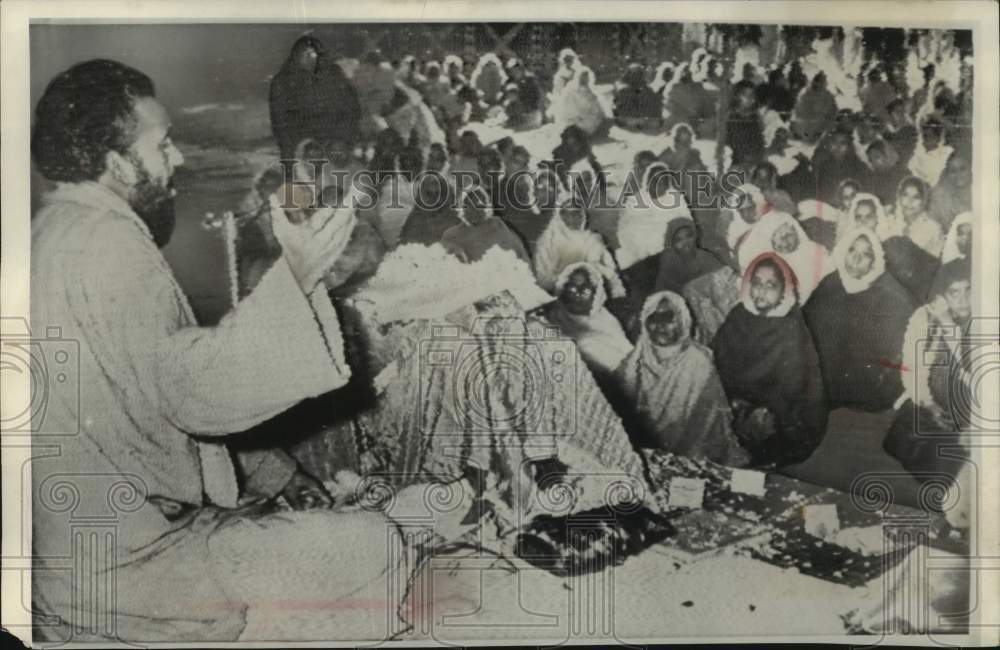 1962 Press Photo Indian priest leads group of women in prayer, New Delhi, India- Historic Images