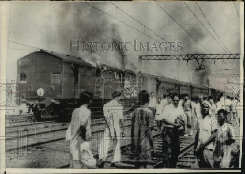Load image into Gallery viewer, 1966 Press Photo Demonstrators set train on fire near Calcutta, India
