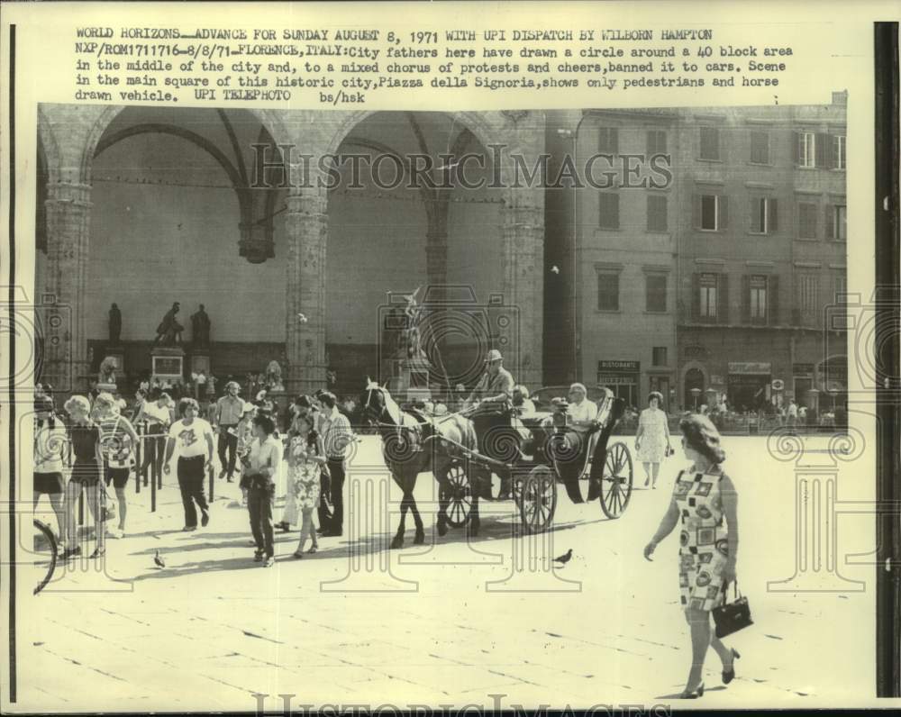 1971 Press Photo Horse drawn buggy in Piazza della Signoria, Florence, Italy