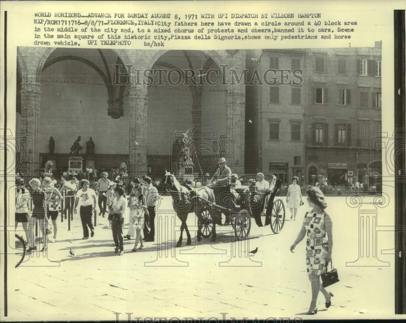 Load image into Gallery viewer, 1971 Press Photo Horse drawn buggy in Piazza della Signoria, Florence, Italy
