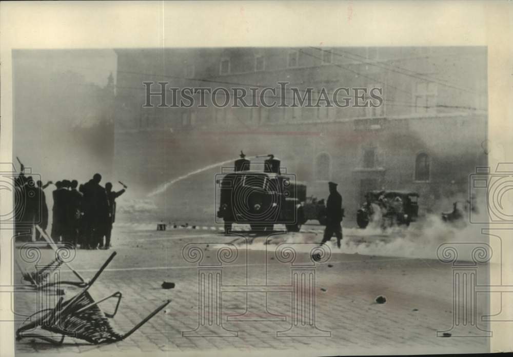 1963 Press Photo Building Workers Rioting in Rome&#39;s Piazza Venezia, Italy